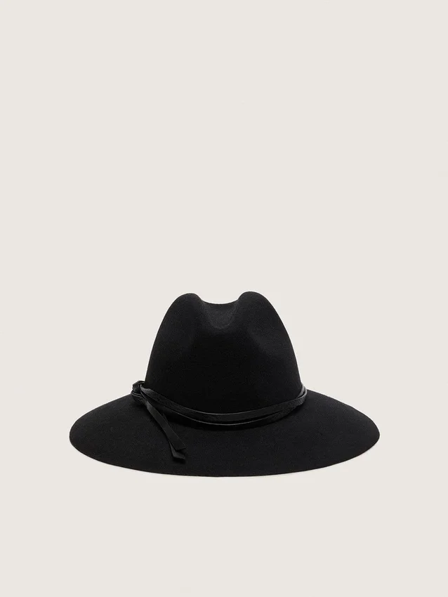 Sombrero negro con correa de cuero