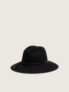Sombrero negro con correa de cuero