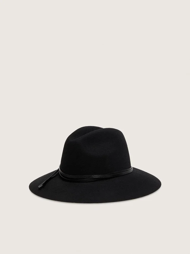 Sombrero negro con correa de cuero