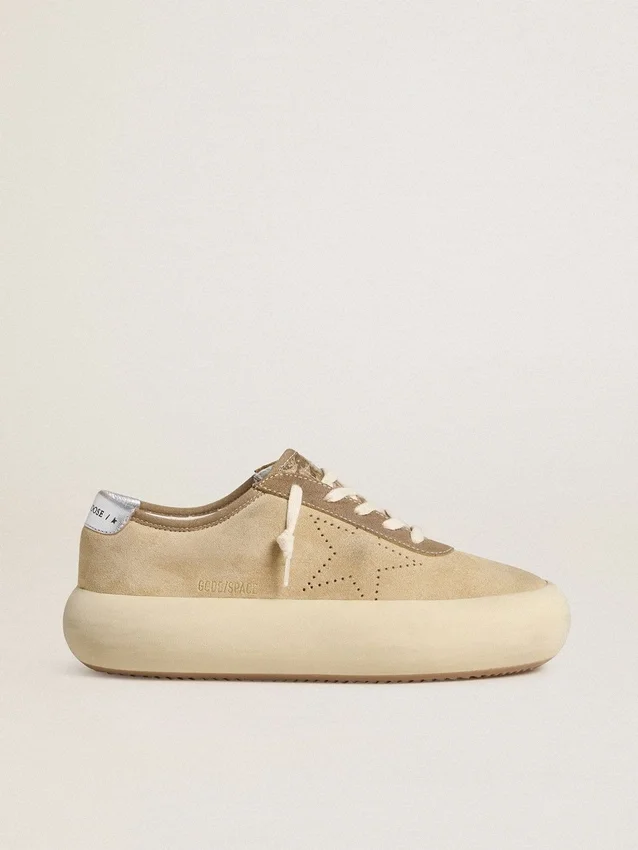 Space-Star para hombre en ante beige con estrella perforada y lengüeta metálica plateada en el talón