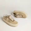 Space-Star para hombre en ante beige con estrella perforada y lengüeta metálica plateada en el talón