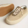 Space-Star para hombre en ante beige con estrella perforada y lengüeta metálica plateada en el talón