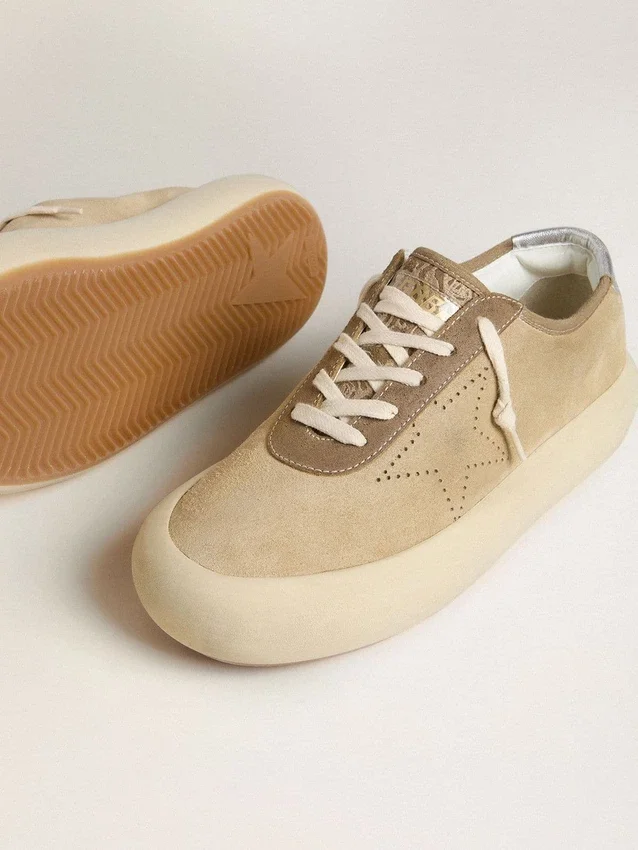 Space-Star para hombre en ante beige con estrella perforada y lengüeta metálica plateada en el talón