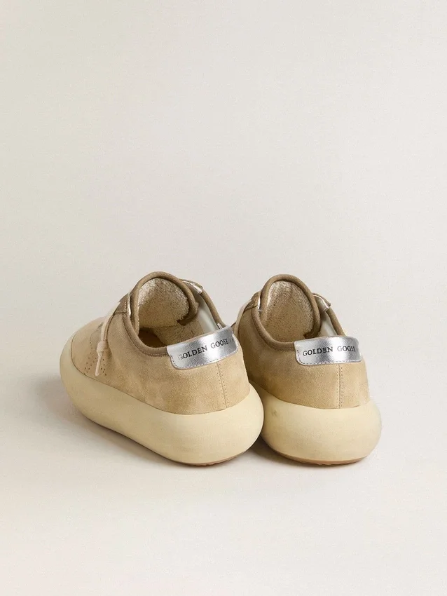 Space-Star para hombre en ante beige con estrella perforada y lengüeta metálica plateada en el talón