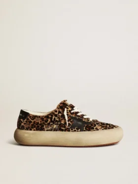 Space-Star para hombre en piel de potro con estampado de leopardo, estrella y tacón negros