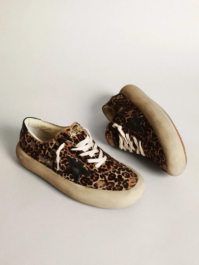 Space-Star para hombre en piel de potro con estampado de leopardo, estrella y tacón negros
