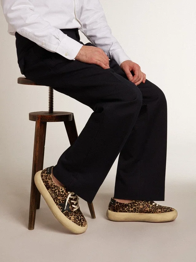 Space-Star para hombre en piel de potro con estampado de leopardo, estrella y tacón negros