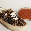 Space-Star para hombre en piel de potro con estampado de leopardo, estrella y tacón negros
