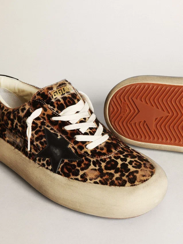 Space-Star para hombre en piel de potro con estampado de leopardo, estrella y tacón negros