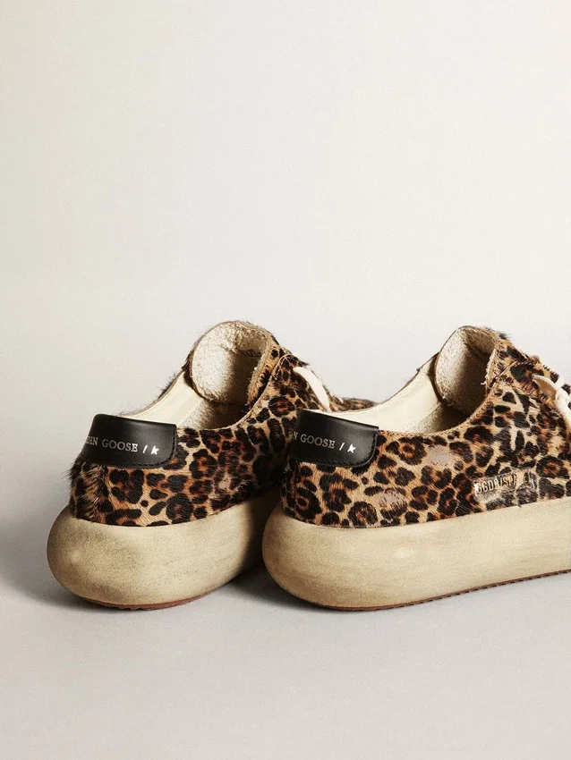 Space-Star para hombre en piel de potro con estampado de leopardo, estrella y tacón negros