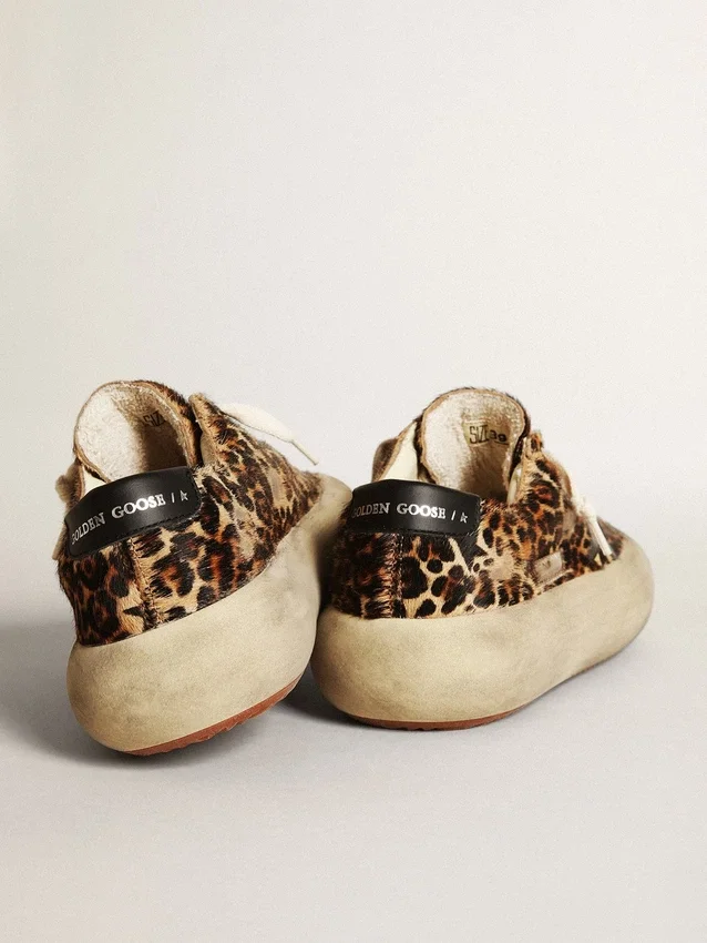 Space-Star para mujer en piel de potro con estampado de leopardo y estrella negra