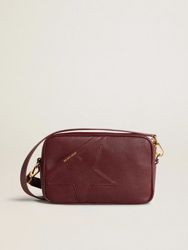 Star Bag de piel color vino con estrella tono sobre tono