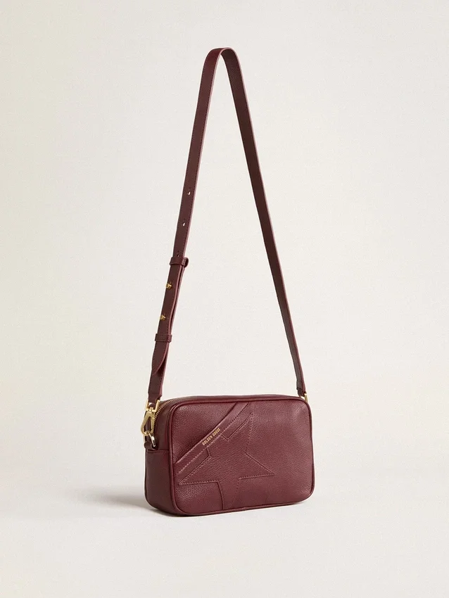 Star Bag de piel color vino con estrella tono sobre tono