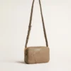 Star Bag de piel verde salvia con estrella tono sobre tono