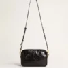 Star Bag en piel negra brillante con estrella tono sobre tono
