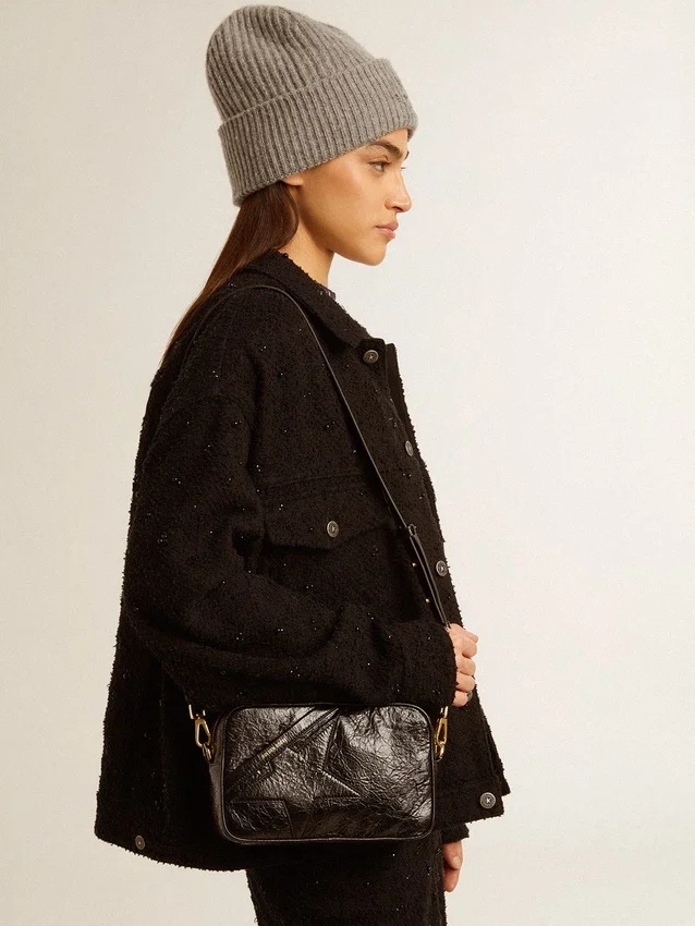 Star Bag en piel negra brillante con estrella tono sobre tono