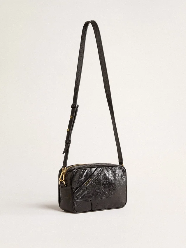 Star Bag en piel negra brillante con estrella tono sobre tono
