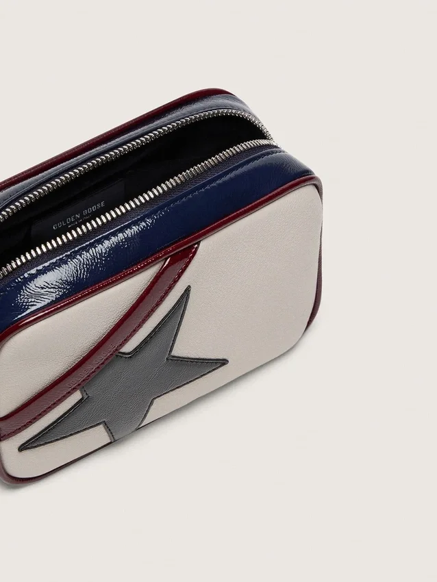 Star Bag Mini en piel blanco mantequilla con estrella negra y detalles en burdeos y azul oscuro