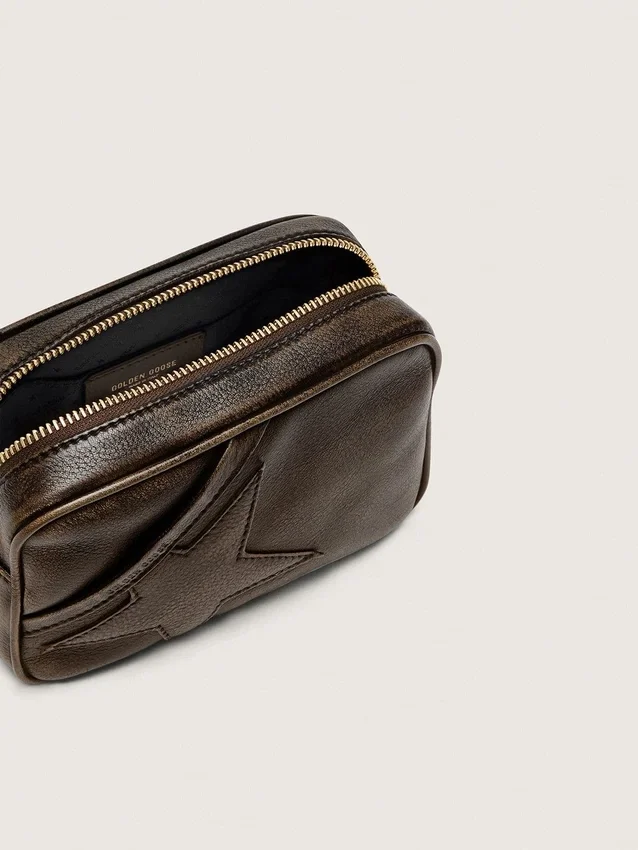 Star Bag «Mini» en piel marrón oscuro envejecida con estrella tono sobre tono