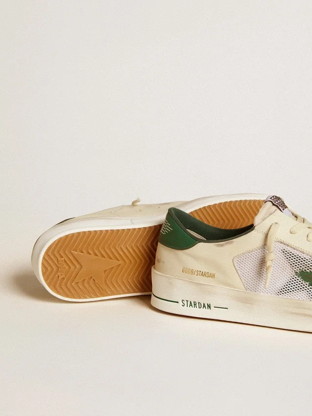 Stardan en ante blanco y malla con estrella de cuero verde y lengüeta en el talón
