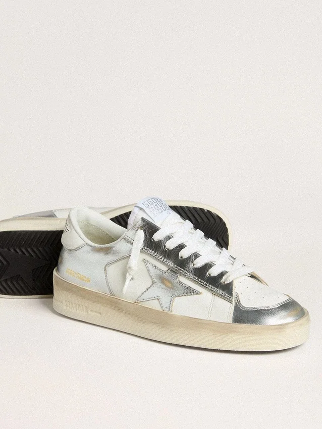 Stardan en piel con lámina plateada y lengüeta blanca en el talón