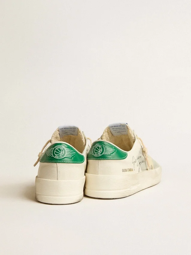 Stardan en piel napa blanca con estrella de piel de color crema