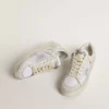 Stardan LTD en piel blanca con estrella y lengüeta en el talón de ante gris hielo