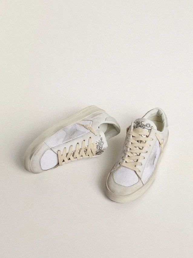 Stardan LTD en piel blanca con estrella y lengüeta en el talón de ante gris hielo