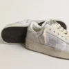 Stardan LTD en piel blanca con estrella y lengüeta en el talón de ante gris hielo