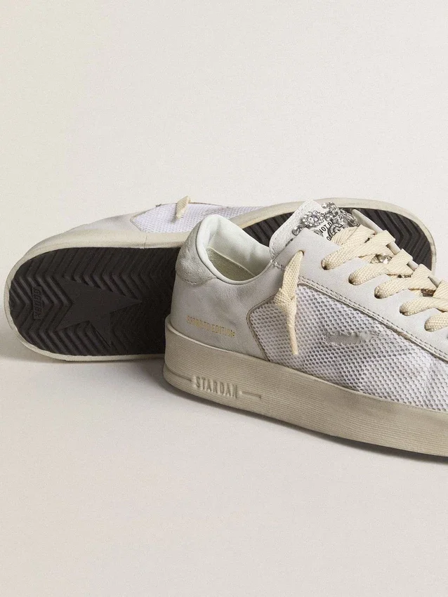 Stardan LTD en piel blanca con estrella y lengüeta en el talón de ante gris hielo