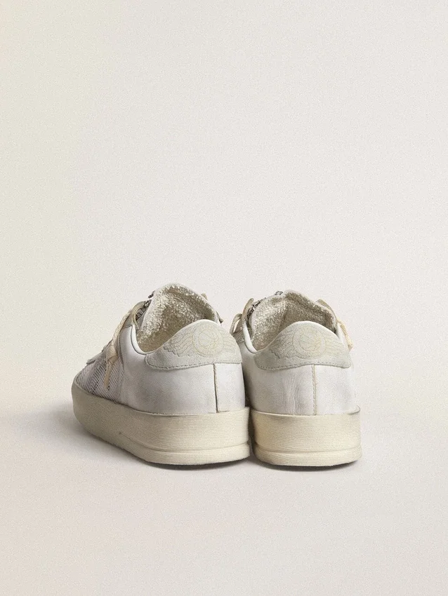Stardan LTD en piel blanca con estrella y lengüeta en el talón de ante gris hielo