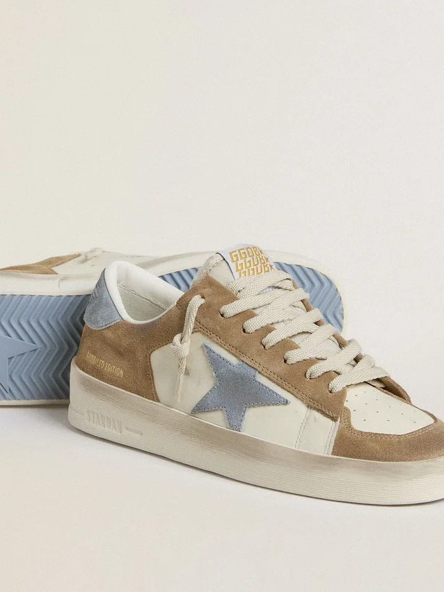 Stardan LTD en piel blanca y ante color tabaco con estrella y lengüeta del talón de ante azul claro