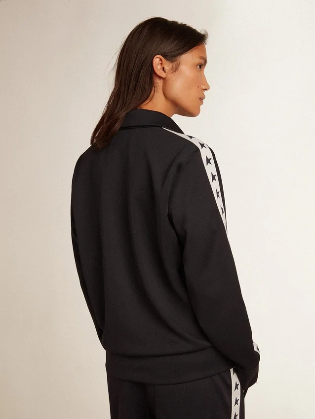 Sudadera azul oscuro con cremallera, franja blanca y estrellas en contraste