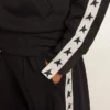 Sudadera azul oscuro con cremallera, franja blanca y estrellas en contraste