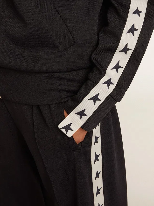 Sudadera azul oscuro con cremallera, franja blanca y estrellas en contraste