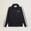 Sudadera azul oscuro con raya blanca y estrellas azules en contraste