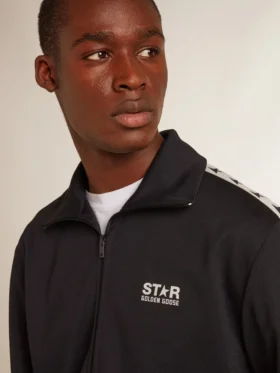 Sudadera azul oscuro con raya blanca y estrellas azules en contraste