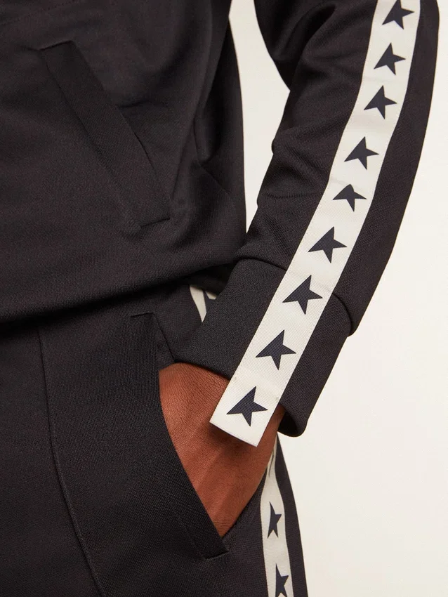 Sudadera azul oscuro con raya blanca y estrellas azules en contraste