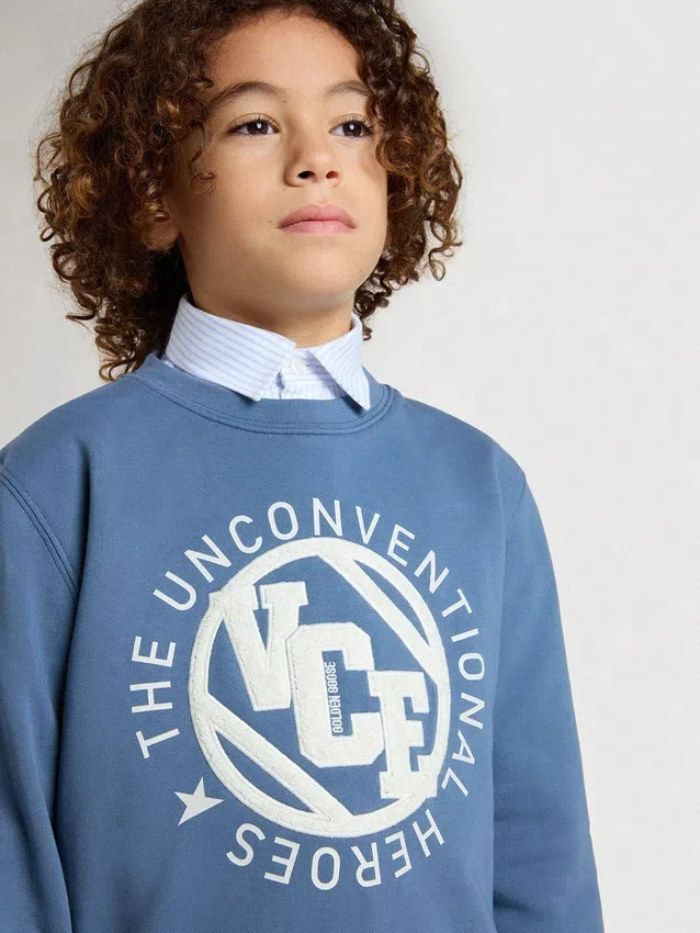 Sudadera azul para niños con parches blancos en relieve