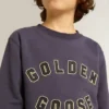 Sudadera azul violácea con el logotipo de golden goose en la parte delantera