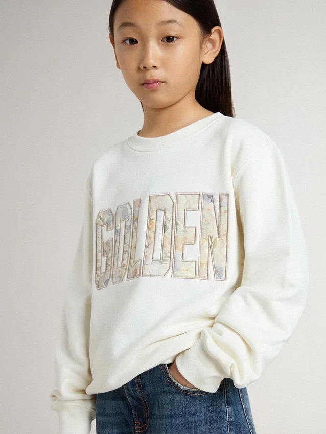 Sudadera blanca para niñas con letras doradas multicolores en la parte delantera