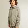 Sudadera con capucha gris jaspeada con estampado en la espalda
