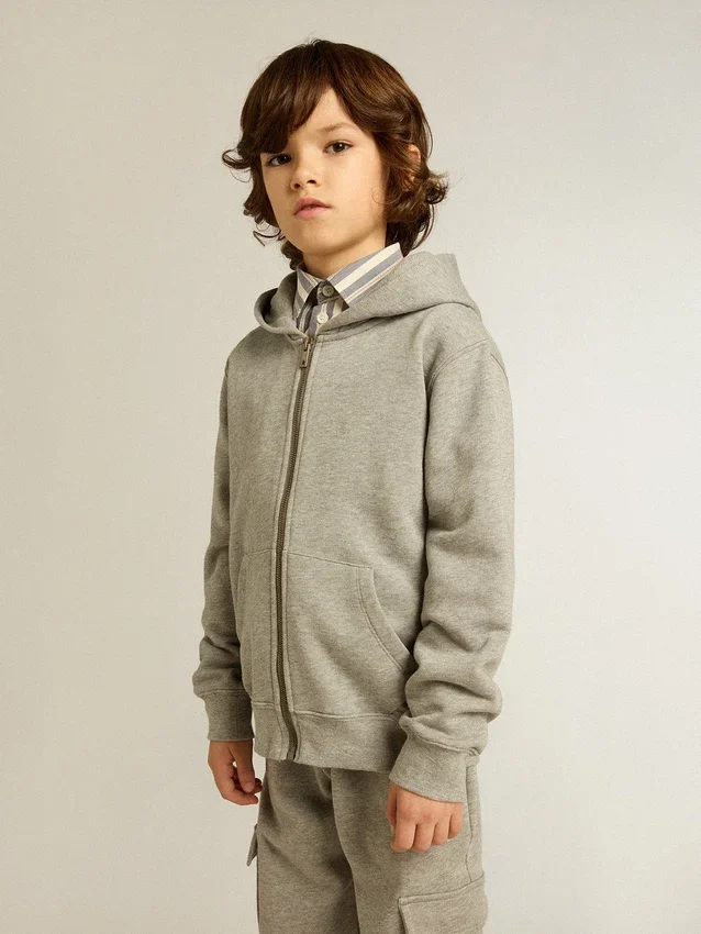 Sudadera con capucha gris jaspeada con estampado en la espalda