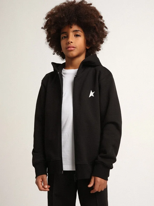 Sudadera con capucha negra con estrella y logotipo blancos en contraste