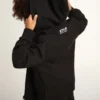 Sudadera con capucha negra con estrella y logotipo blancos en contraste