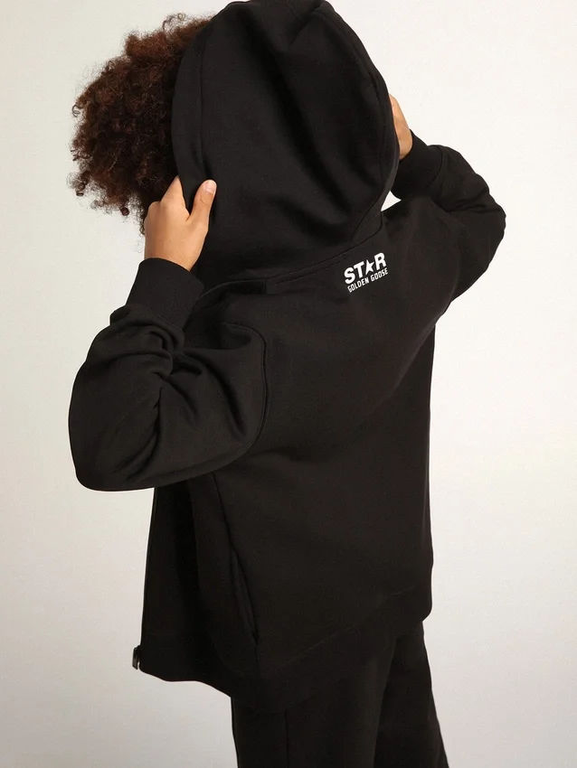 Sudadera con capucha negra con estrella y logotipo blancos en contraste
