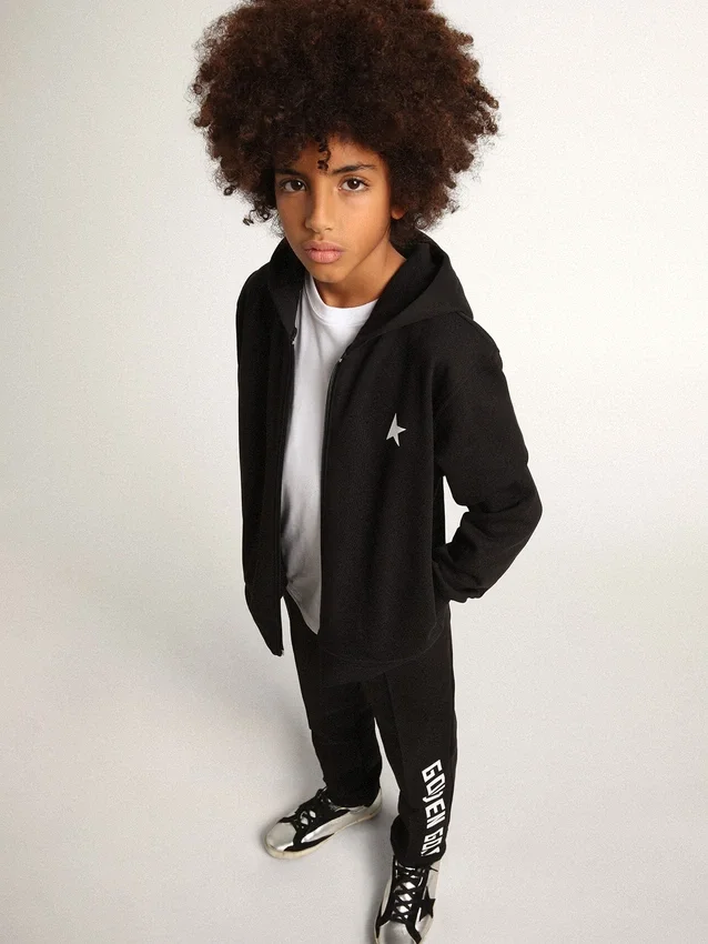 Sudadera con capucha negra con estrella y logotipo blancos en contraste