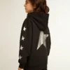 Sudadera con capucha para niños en negro con estrellas plateadas en contraste
