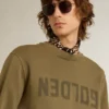 Sudadera de hombre en verde oliva con letras doradas