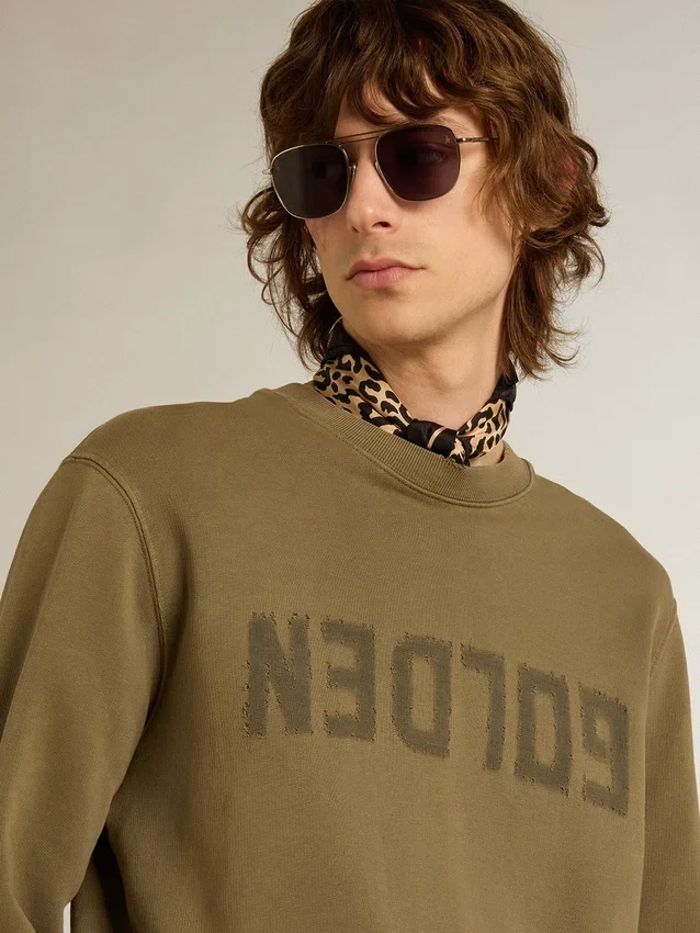 Sudadera de hombre en verde oliva con letras doradas